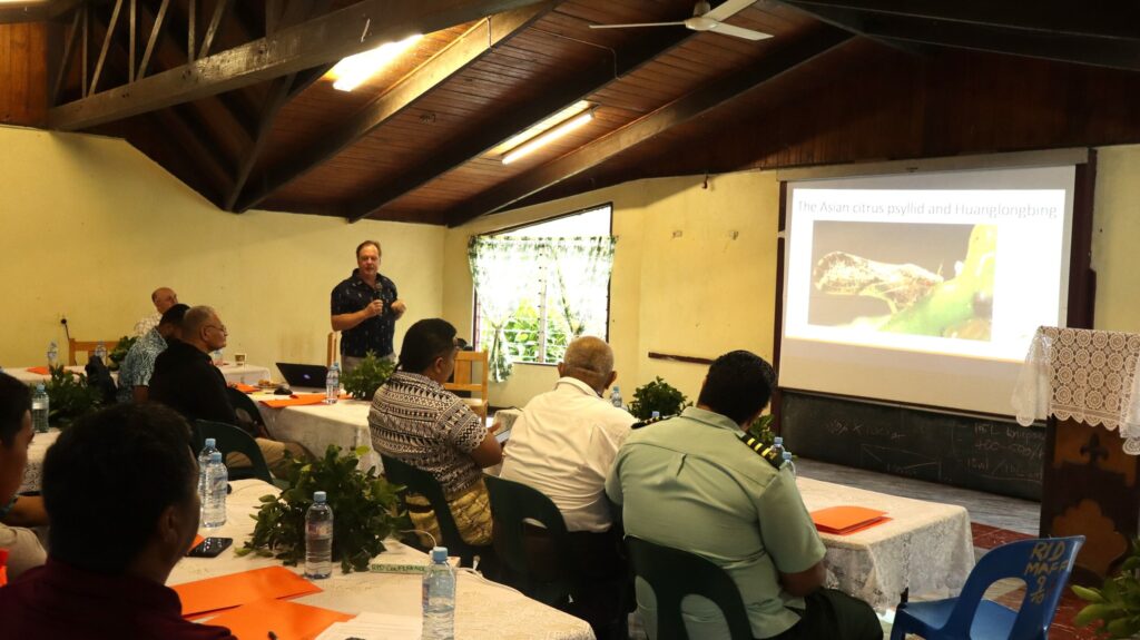 Dr. David Morgan from California’s Department of Food and Agriculture leads workshop at the Ministry of Agriculture Food and Forest research centre. Photo: MAFF