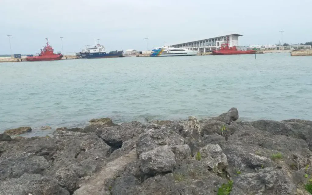 4kdlc81 Sea Currents Around The Swimming Pool And Wharf Area Jpg