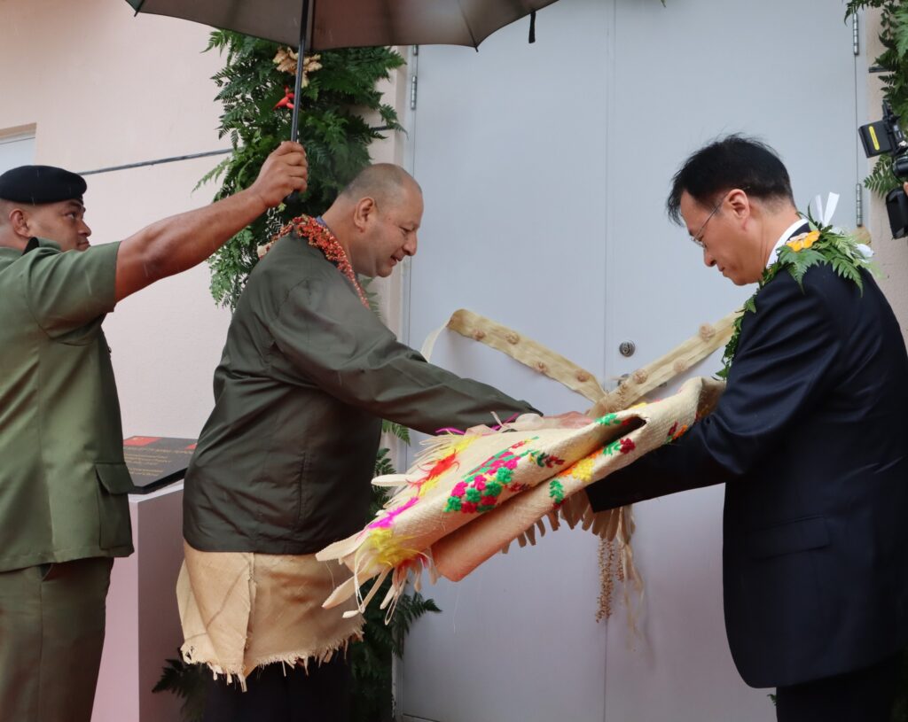 King Tupou VI commissions the Lapaha wind farm.